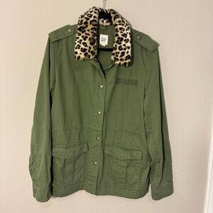 Gap cargo utility jacket with removable leopard fur collar